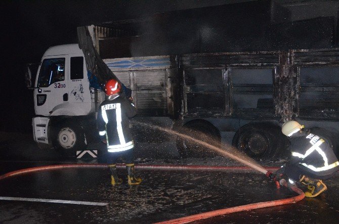 Seyir Halindeki Kamyon Alev Alev Yandı