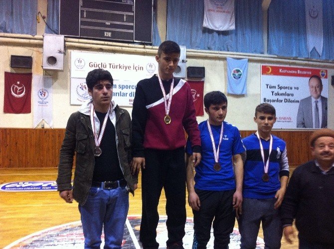 Tosya İmam Hatip Lisesi 6 Öğrencisi Güreşte İl Birincisi Oldu