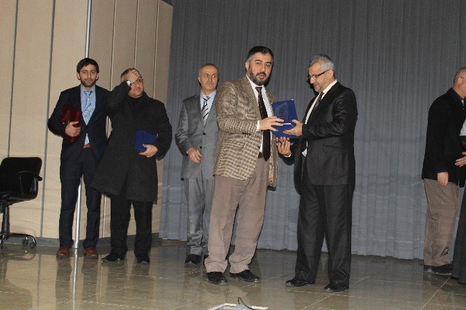 Tosya Müftüsü Kuran Kursu Ve Hatimle Namaz Kıldıran Hocalara Plaket Verdi