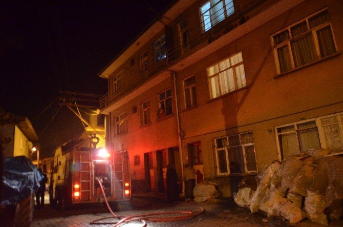 4 Katlı Binada Çıkan Yangın Panik Yaşattı