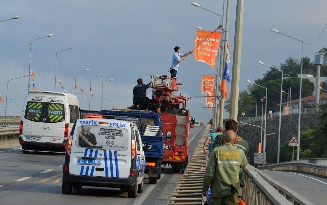 Trabzon’da İzinsiz Asılan Bayrak Ve Flamalar Toplanıyor