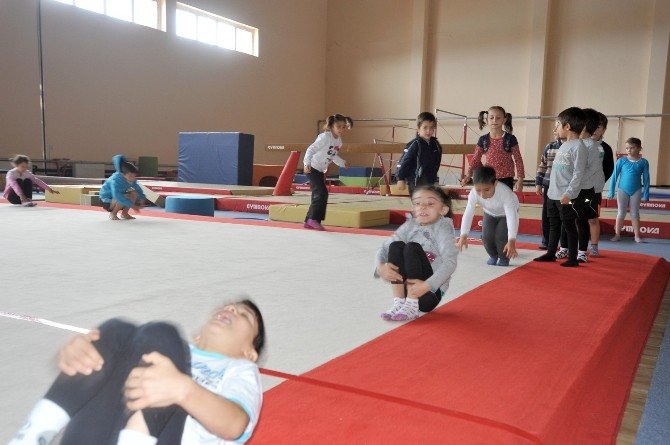 Trabzon’da Minik Cimnastikçiler Geleceğin Sporcuları Olmaları İçin Yetiştiriliyor