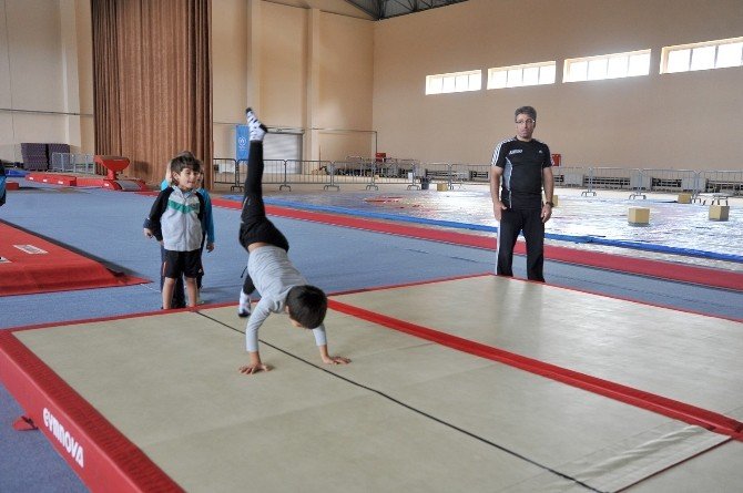 Trabzon’da Minik Cimnastikçiler Geleceğin Sporcuları Olmaları İçin Yetiştiriliyor