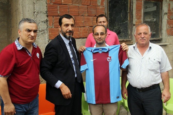 Trabzonspor Heyeti, Selde Kaybolan Minik Taha’nın Ailesini Ziyaret Etti