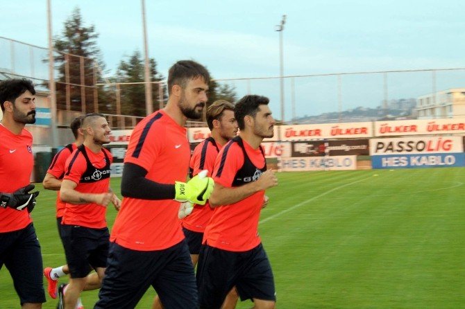 Kaleci Onur Recep Kıvrak Antrenmanda