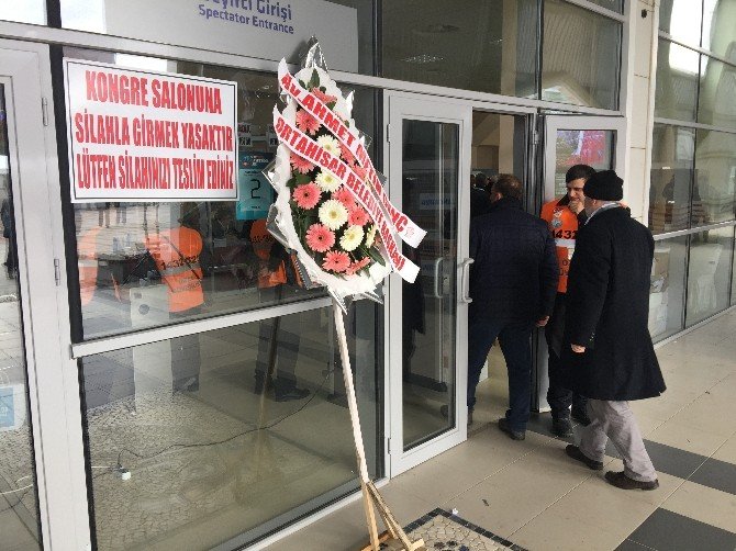 Trabzonspor Kongresi’nde ‘Silahla Girmek Yasaktır’ Tabelası