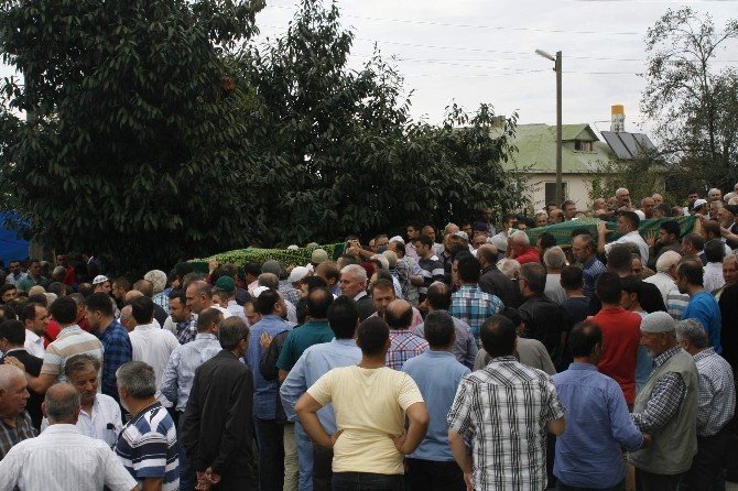 Sera Gölü’ne Yuvarlanan Araçta Hayatını Kaybeden Anne, Baba Ve Oğlu Toprağa Verildi