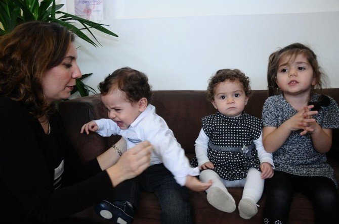 Aralarında 2 Yaş Fark Olmasına Rağmen Üçüzler