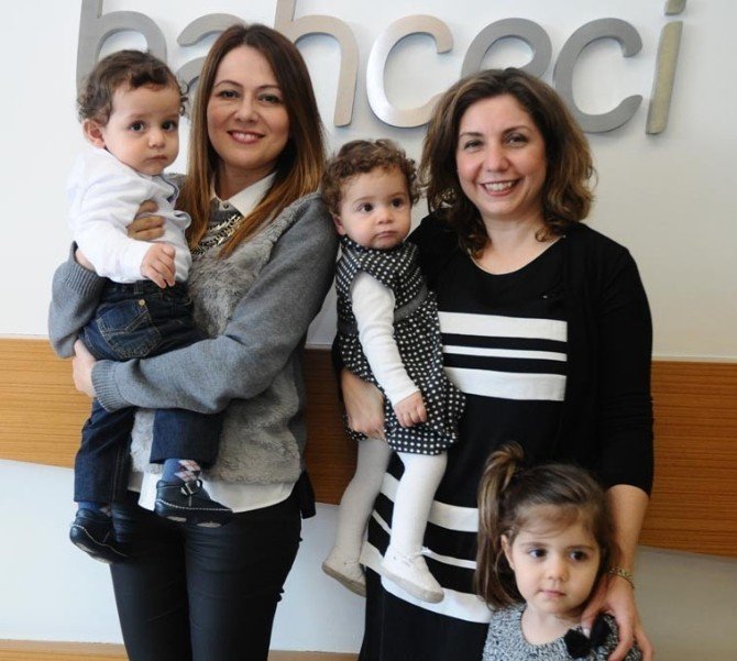 Aralarında 2 Yaş Fark Olmasına Rağmen Üçüzler