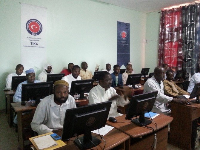 Kamerun’da Acec Derneğinin Kültür Merkezine Bilgisayar Sınıfı Kuruldu