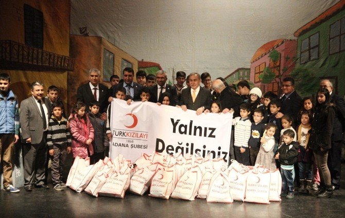 Karnelerini Alan Yetimler Tiyatroya Koştu