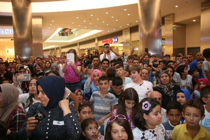 Afyonkarahisar’da Gülben Ergen’e Yoğun İlgi