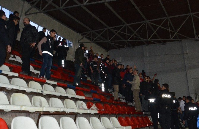Bayanlar Voleybol Maçında Tribünler Karıştı