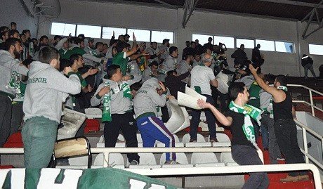 Bayanlar Voleybol Maçında Tribünler Karıştı