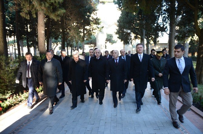 Tbmm Başkanı Kahraman, Bakü’de Türk Şehitliğini Ziyaret Etti