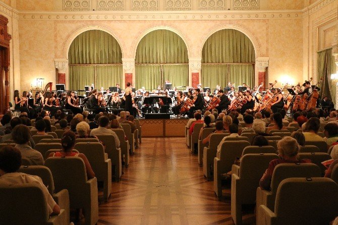 Türkiye Gençlik Filarmoni Orkestrası Konseri Budapeşte’de Macarları Büyüledi