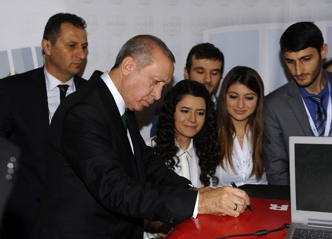 Cumhurbaşkanı Erdoğan Otomobile İmza Attı
