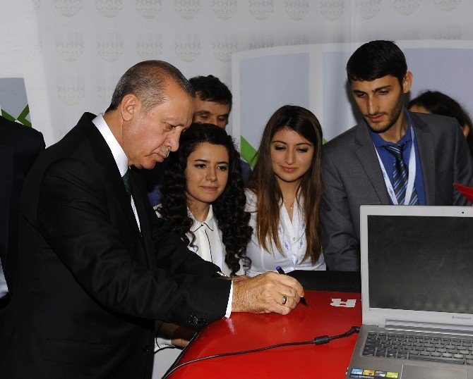 Cumhurbaşkanı Erdoğan Otomobile İmza Attı