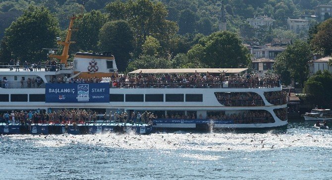 Boğaz’da Yüzücüler Kıyasıya Yarıştı