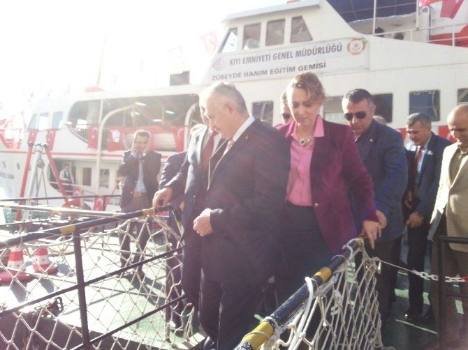 Nezaket Emine Atasoy, Binali Yıldırım’la İzmir’de Programlara Katıldı