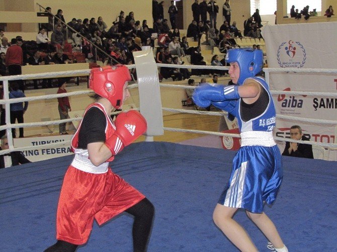 Kadın Boksörler Kazanmak İçin Ringe Çıktı