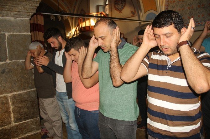 Bayram Namazında Camiler Doldu Taştı