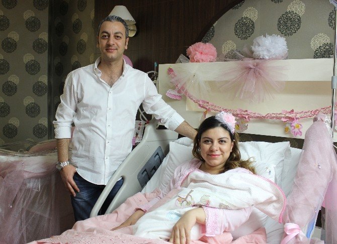 İlk Tüp Bebeğin Annelik Sevinci