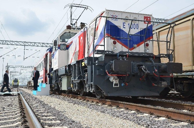 Milli Elektrikli Lokomotif Raylara İndi