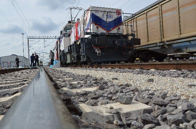 Milli Elektrikli Lokomotif Raylara İndi