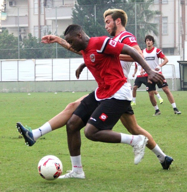 Adanaspor’da Futbolcular Göz Doldurdu