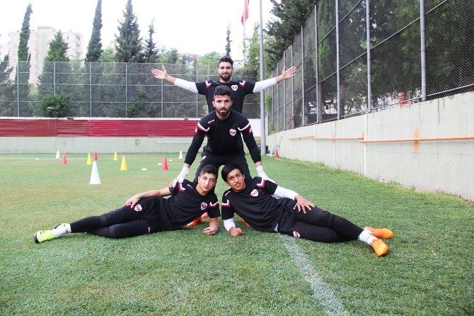 Adanaspor Taraftarından Anlamlı Afiş