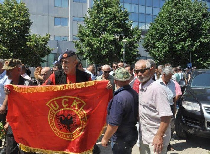 Kosova Başbakanlık Binasının Önü Savaş Alanına Döndü