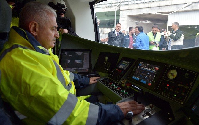 Binali Yıldırım, Vatman Koltuğuna Geçip Marmaray’ı Kullandı