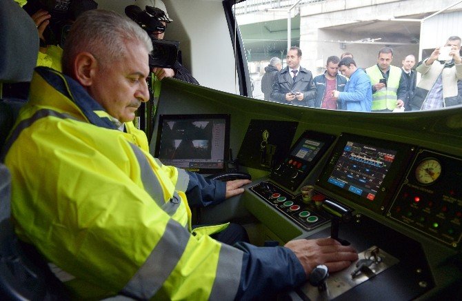 Binali Yıldırım, Vatman Koltuğuna Geçip Marmaray’ı Kullandı