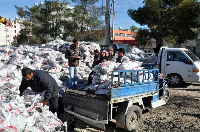Akçakale’deki Suriyelilere Kömür Yardımı Yapılıyor