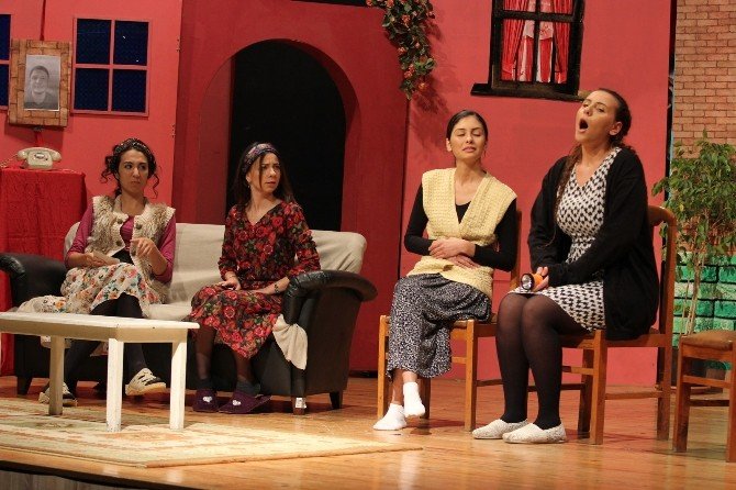 "Sen Hiç Ateşböceği Gördün Mü" Oyunu Beğenildi