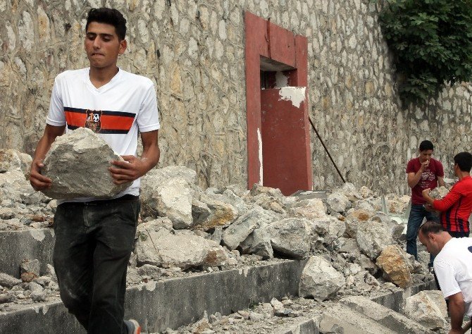 Zonguldakspor Taraftarı Gönüllü Olarak Stat İnşaatında Çalışıyor