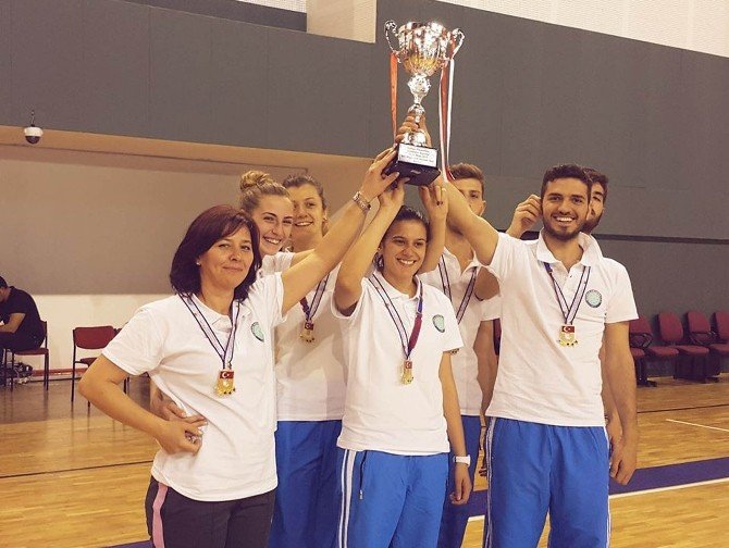 Uü Badminton Takımı Başarıya Doymuyor