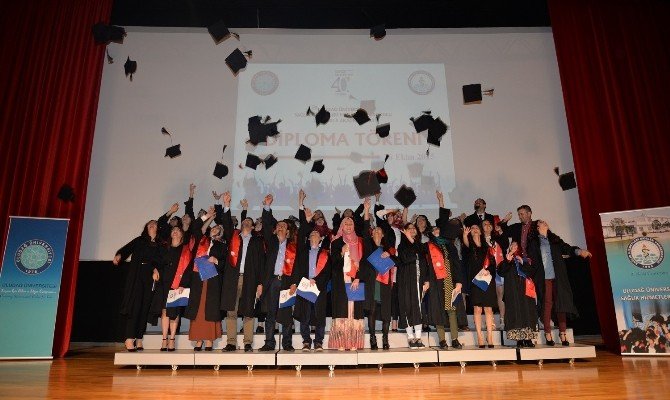 Sağlık Öğrencileri Diplomalarına Kavuştu