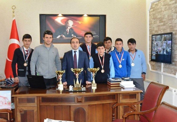 Ulukışla Mesleki Ve Teknik Anadolu Lisesi Güreşte 20 Madalya Aldı