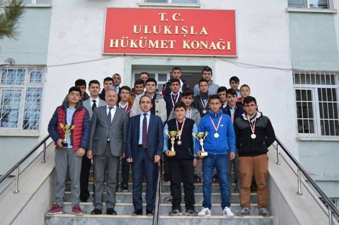 Ulukışla Mesleki Ve Teknik Anadolu Lisesi Güreşte 20 Madalya Aldı
