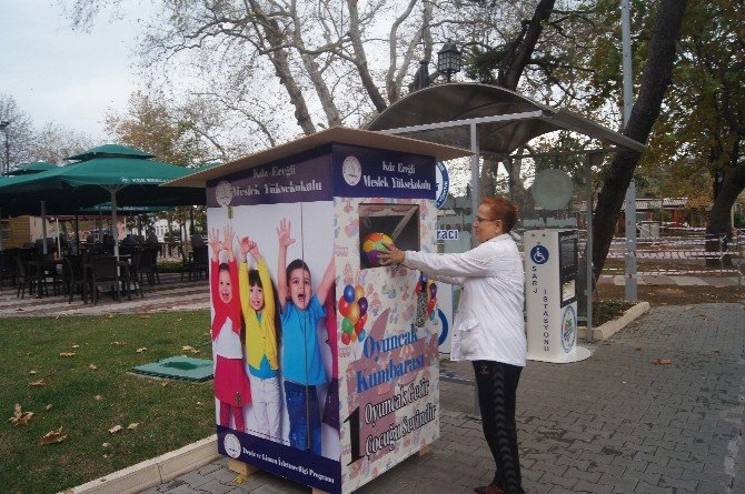 Üniversite Öğrencilerinden Oyuncak Kumbarası