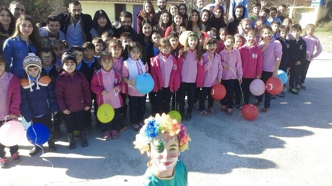 Üniversiteliler Minik Öğrencileri Eğlendirdi