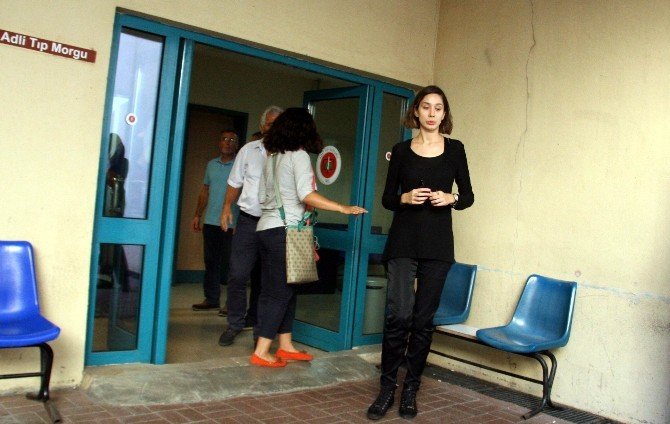 Ünlü Manken Babasının Cenazesini Gözyaşları Arasında Adli Tıp Morgundan Aldı