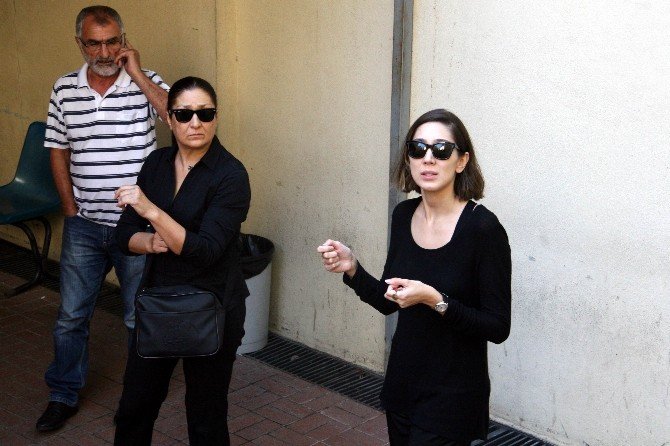 Ünlü Manken Babasının Cenazesini Gözyaşları Arasında Adli Tıp Morgundan Aldı