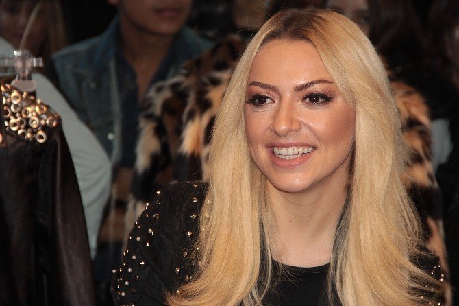 Ünlü Şarkıcı Hadise Sevenleri İle Buluştu