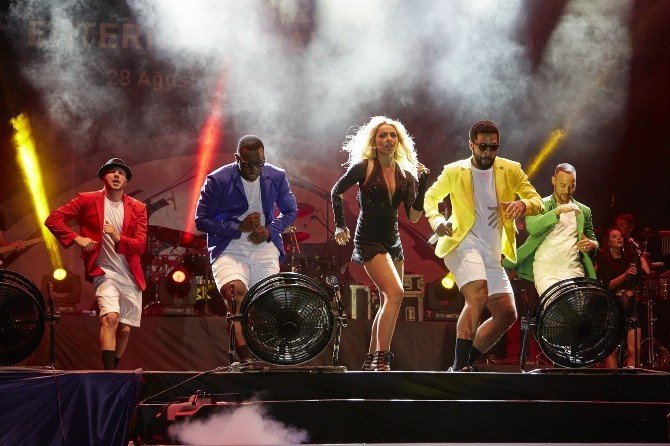 Hadise, İzmirlilerle Hasret Giderdi