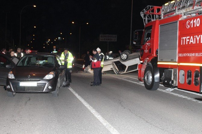 Kırmızı Işıkta Duran Otomobile Çarpıp Takla Attı: 2 Yaralı