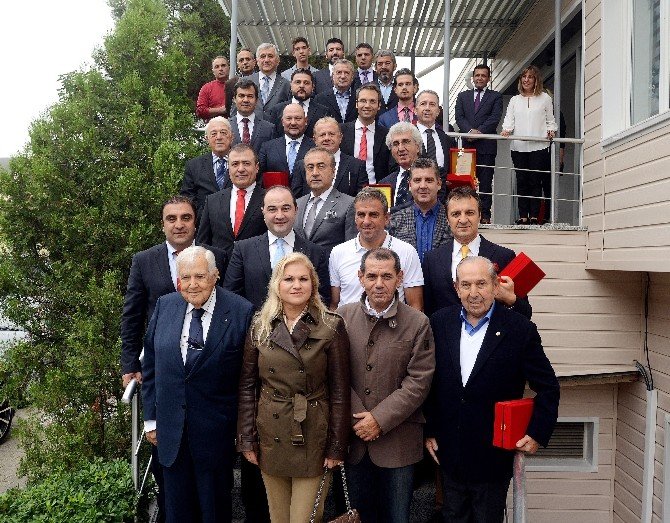 Dursun Özbek’ten Gsyiad Üyelerine Plaket