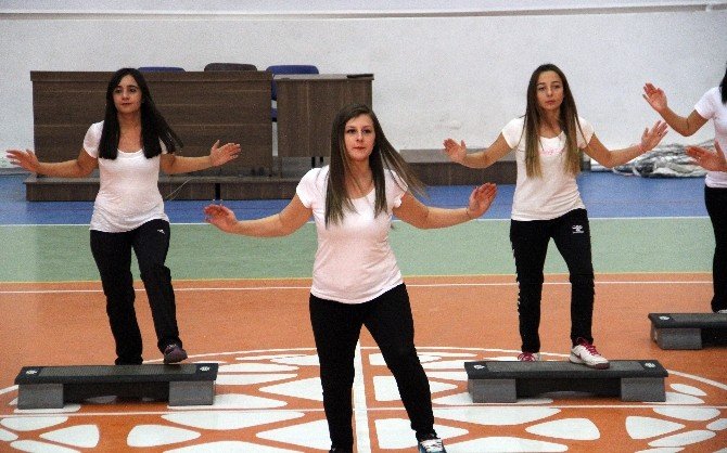 Zayıflamak İçin Fazla Egzersiz Yapan Kadınlar Dikkat